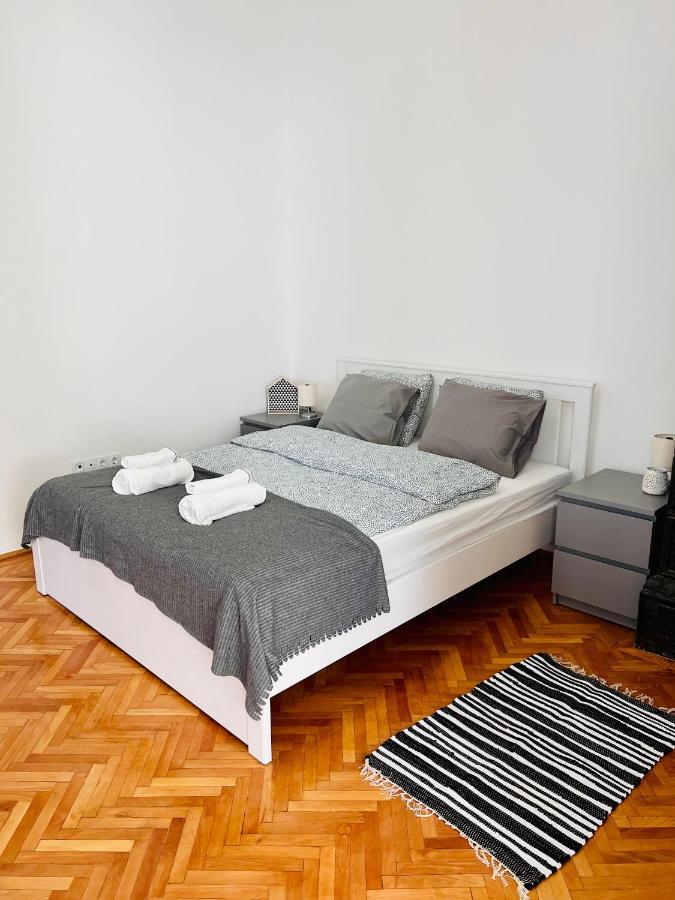 Apartment Friends Central Орадя Экстерьер фото