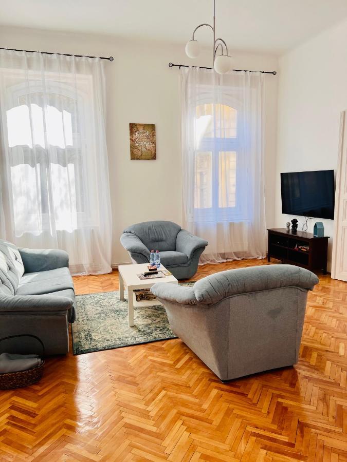 Apartment Friends Central Орадя Экстерьер фото