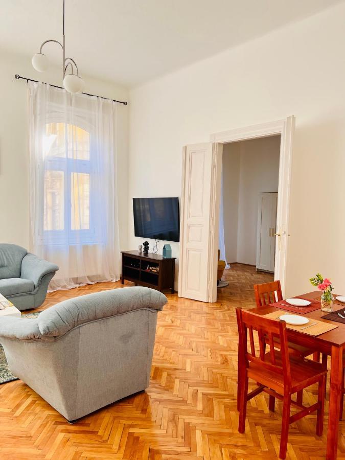 Apartment Friends Central Орадя Экстерьер фото