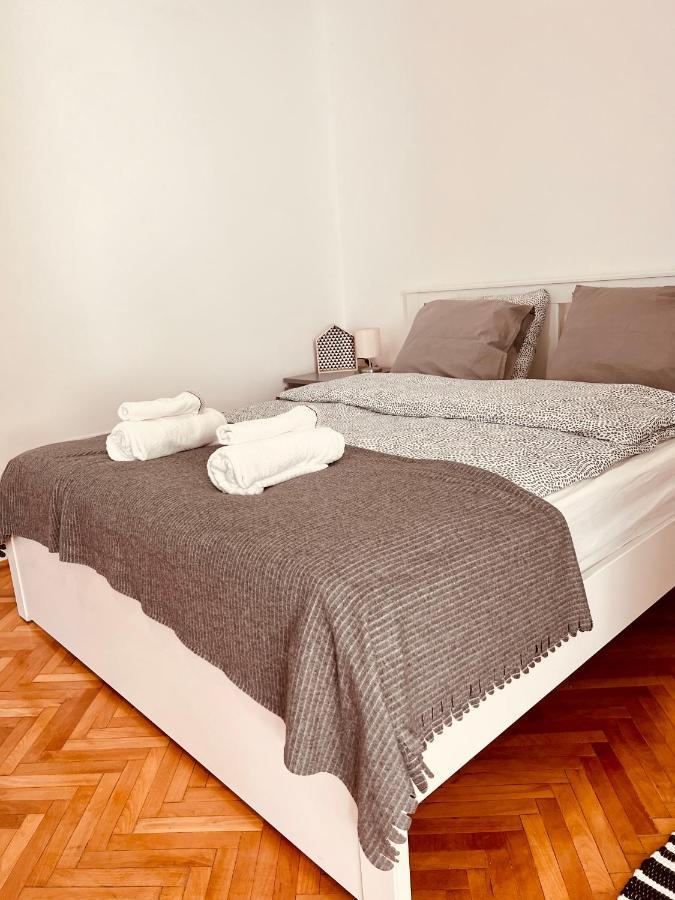 Apartment Friends Central Орадя Экстерьер фото