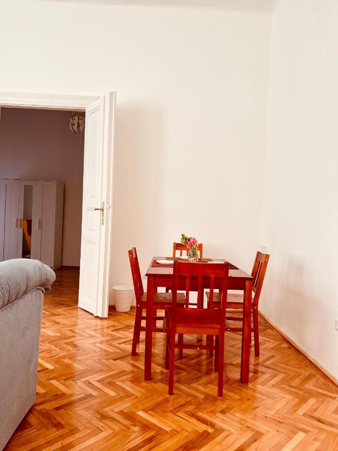Apartment Friends Central Орадя Экстерьер фото