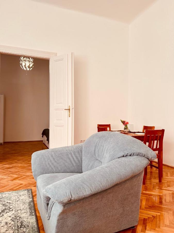 Apartment Friends Central Орадя Экстерьер фото