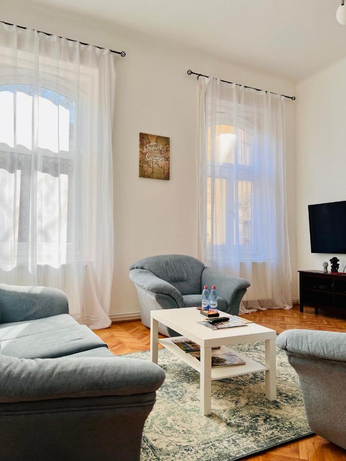 Apartment Friends Central Орадя Экстерьер фото