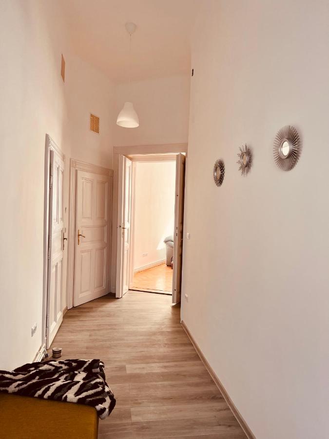 Apartment Friends Central Орадя Экстерьер фото