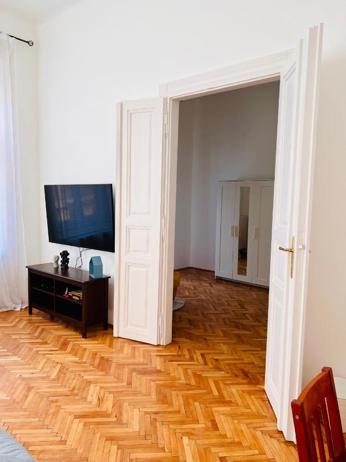 Apartment Friends Central Орадя Экстерьер фото