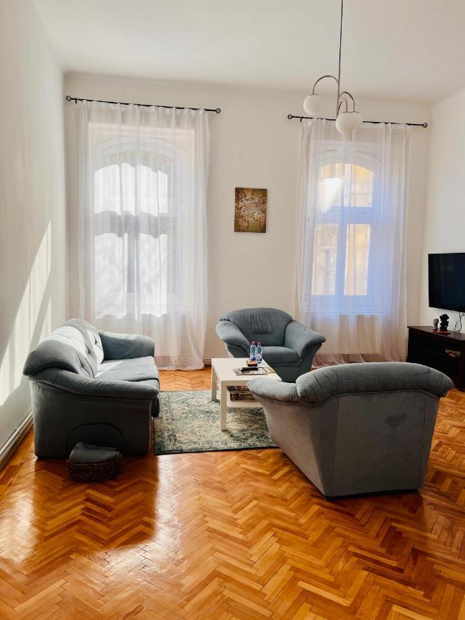 Apartment Friends Central Орадя Экстерьер фото